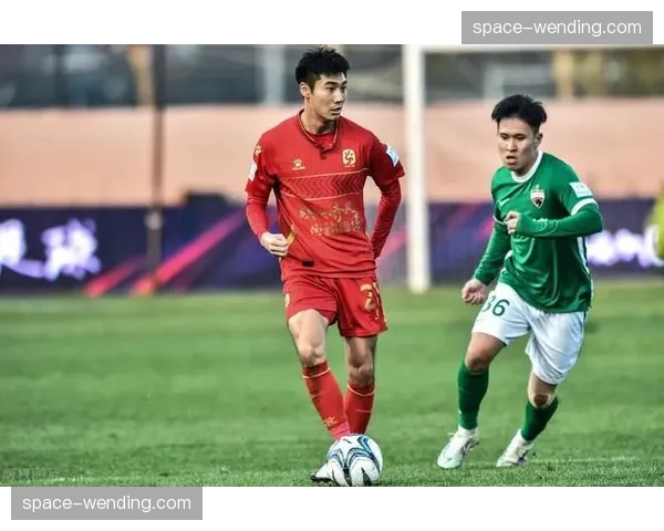 特写瞬间：浙江队小将连过三人后射门，展现南美技术流教练烙印