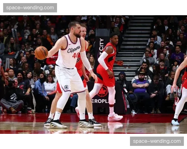 更衣室瞬间：猛龙队确认无缘季后赛后，主帅与年轻球员的谈话