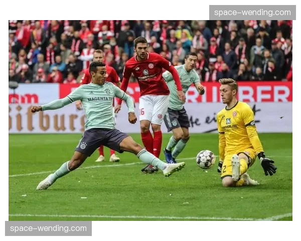 镜头回放显示，斯特拉斯堡进球前有疑似犯规，但VAR未予介入