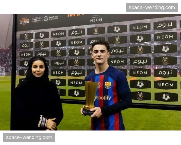 巴萨更衣室庆祝九分领跑，哈维与球员相拥落泪